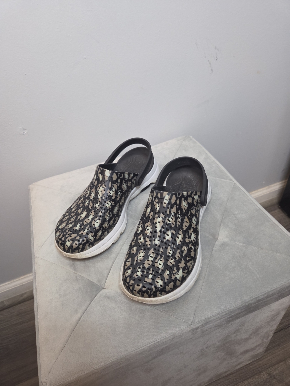 Sketchers Cali Gear Ultra Go  Women's Leopard Print Slip-On Clogs, Sz
